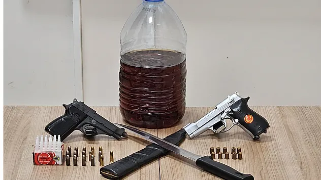 Polis İş Yerine Yaptığı Baskında Ruhsatsız Silah Ve Bıçak Ele Geçirdi
