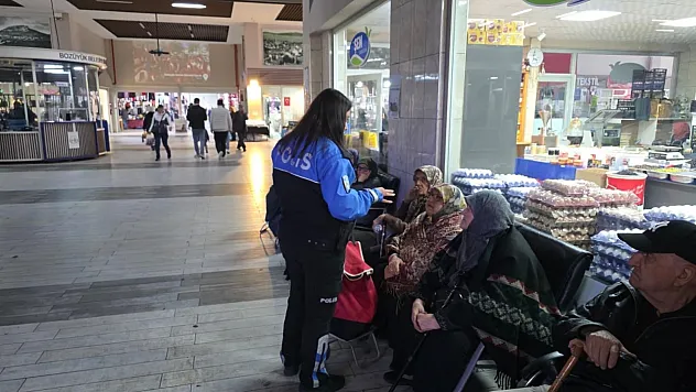 Polis Pazarda Vatandaşları Tek Tek Bilgilendirdi