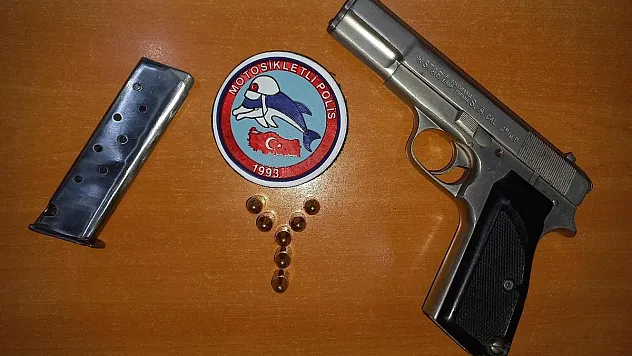 Polise direnen şüphelilerin üzerinden ruhsatsız tabanca çıktı