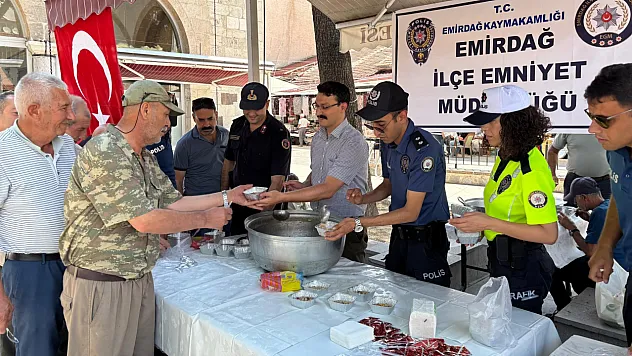 Polislerden Vatandaşa Aşure İkramı