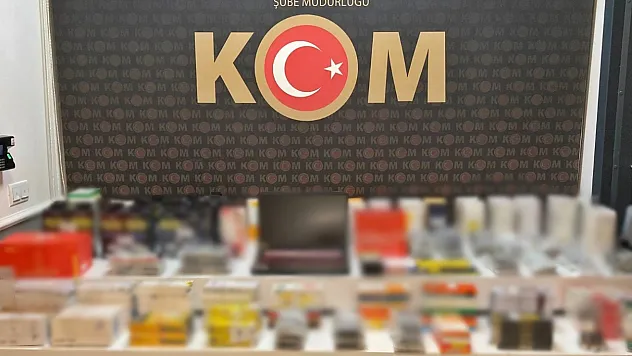 Polisten Kaçak Telefonu Parçaları İle Aksesuarları Ele Geçirdi