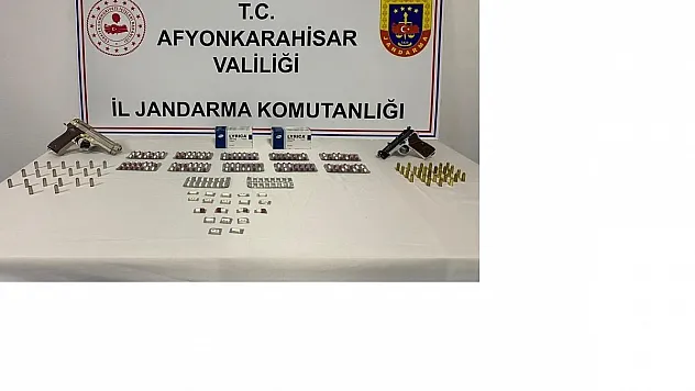 Poşetten uyuşturucu haplar ile ruhsatsız tabancalar çıktı