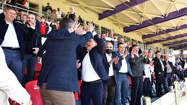 Protokol tribününde büyük sevinç