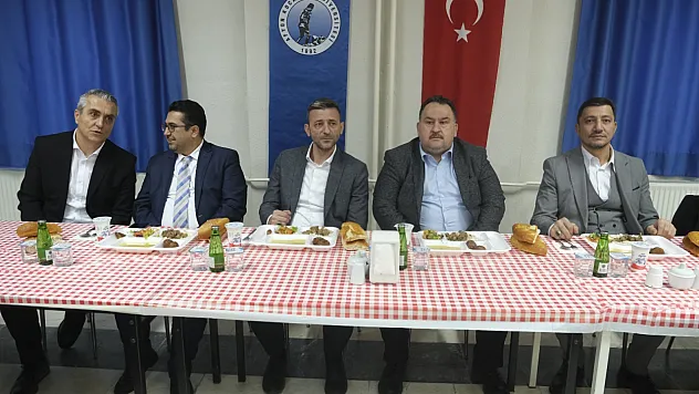Protokol ve Öğrenciler Aynı İftarda Buluştu