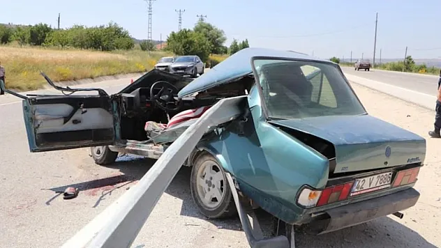 Refüjdeki Bariyerler Otomobile Saplandı