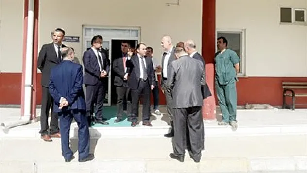 Rektör Karakaş hayvan hastanesini inceledi Afyon Kocatepe Üniversitesi (AKÜ) Rektörü Prof. Dr. Mehmet Karakaş, AKÜ Hayvan Hastanesi'inde incelemelerde bulundu