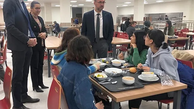 Rektör Okumuş, yenilenen  yemekhanede öğrencilerle yemek yedi