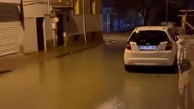 Sağanak Yağış Sokakları Göle Çevirdi