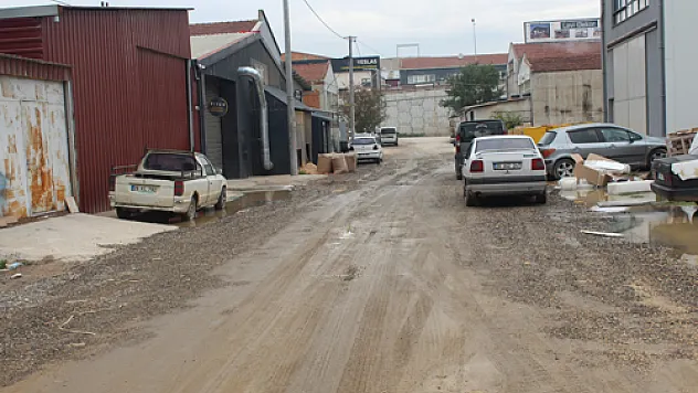 Sağanak Yağış Sonrası Sokak Çamura Büründü