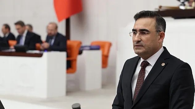 'Sağcısıyla, Solcusuyla Bu Bayrak Bizim Demeliyiz'