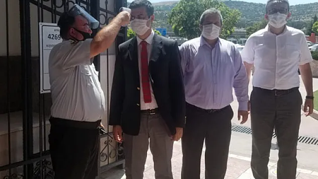 Sağlık personeli hem  denetledi hem bilgilendirdi