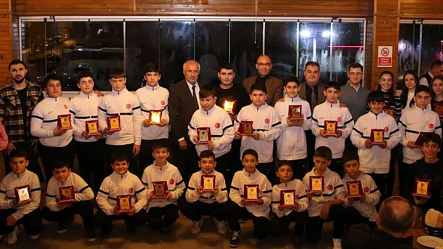 Şampiyon Sporcular Ödüllendirildi