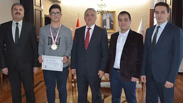 Şampiyondan Vali'ye ziyaret – Kocatepe Gazetesi