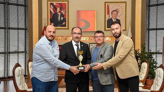 Şampiyonlar, kupayı rektöre takdim etti