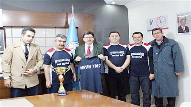 Şampiyonlar kupayı Yalçın'a teslim etti