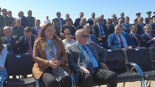 Sandalye Bahane, Kriz-Şov Şahane