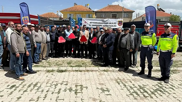 Sandıklı'da Traktör Sürücüleri Reflektörün Önemi Konusunda Bilgilendirildi