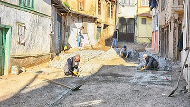 Sandıklı yollarına dekoratif taş döşeniyor