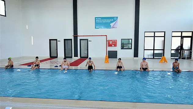 Sandıklı'da termal havuzda yüzme kursları başladı
