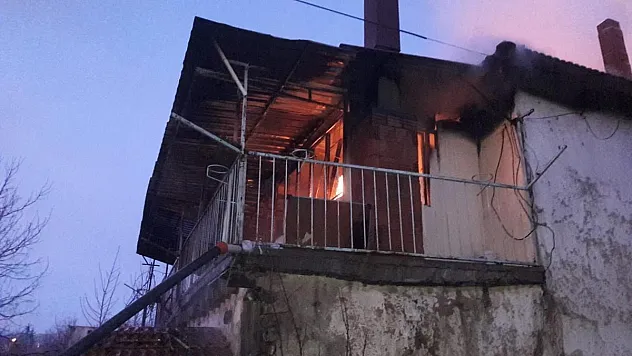 Sandıklı’daki ev yangınında öldüğü düşünülen kayıp şahıs aranıyor