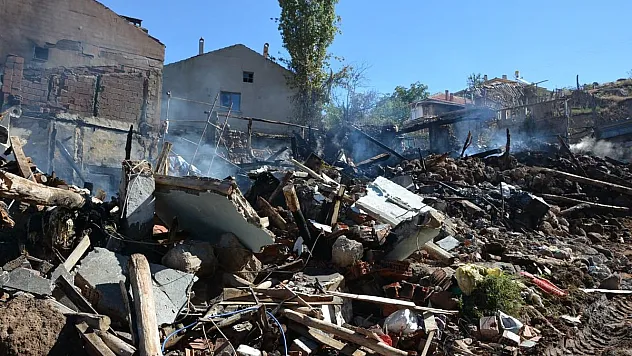 Sandıklı’daki yangında 3 ev kullanılmaz hale geldi