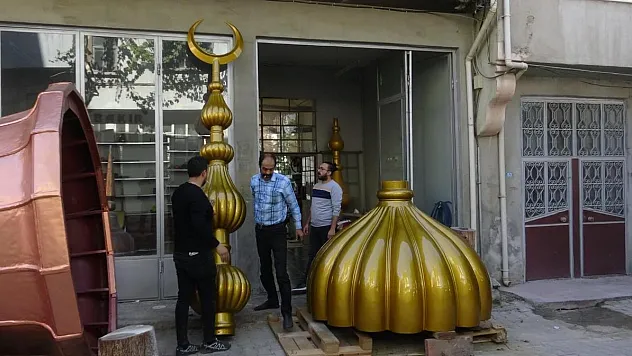 Sandıklılı kardeşlerin yaptığı dev alem Amasya'daki caminin minaresini süsleyecek