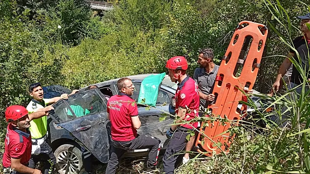 Şarampole Devrilen Otomobildeki 3 Kişi Yaralandı