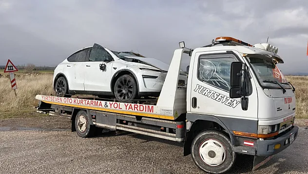 Şarampole Devrilen Tesla'da 2 Kişi Yaralandı