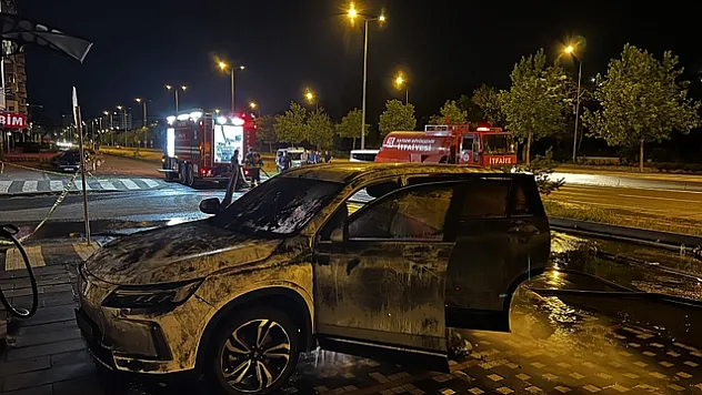 Şarj Sırasında Alev Alan Elektrikli Araç Patladı