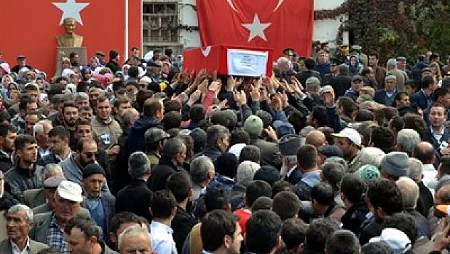 Şehit arkadaşının yanında toprağa verildi