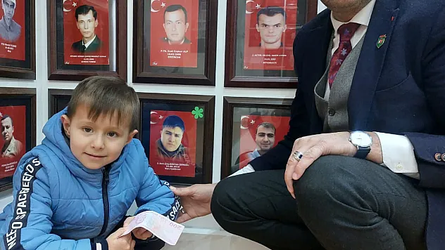Şehit oğlu kumbarasını depremzedelere gönderdi