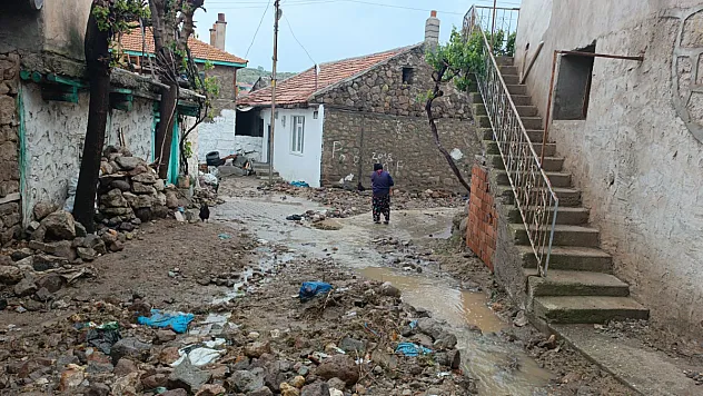 Sel Sularına Parke Taşları Da Dayanamadı