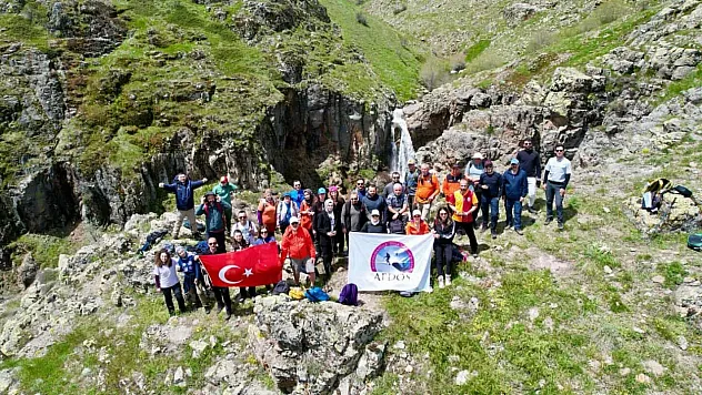 Şelaleyi Görmek İçin Yaklaşık 3 Kilometrelik Tepeye Tırmandılar