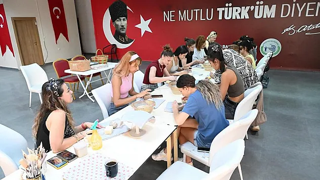 Seramikle Sanat Terapisi'ne Katılan 'Bizim Kızlar' Stres Attı