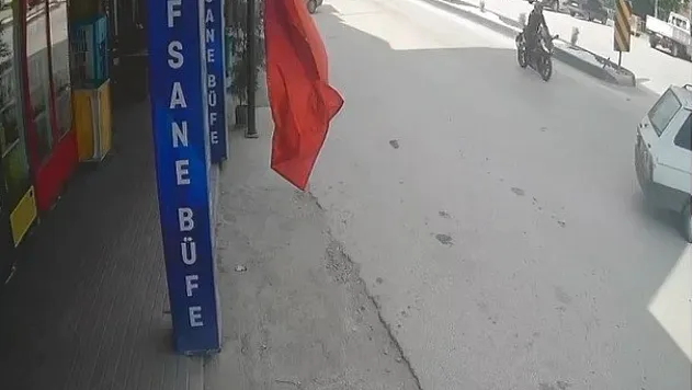 Şerit Değiştiren Araca Çarpan Motorlu Yaralandı