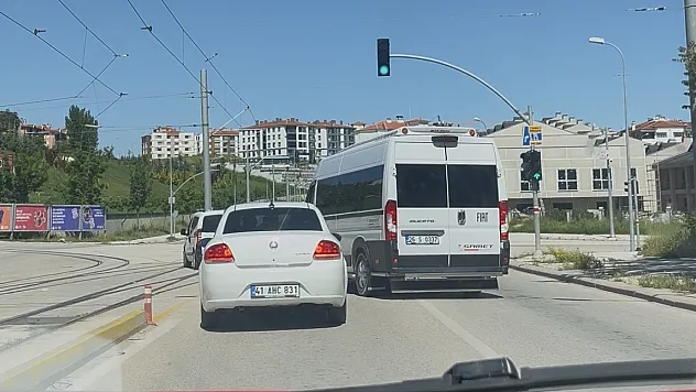 Servis Aracını Otomobilin Üzerine Böyle Sürdü