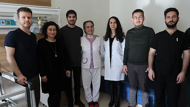 Sesini Kaybeden Annenin Hayatını Değiştiren Ameliyat