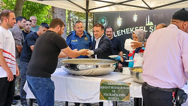 Şeyh Edebali Külliyesi'nde Vatandaşlara Şifalı Pilav İkramı