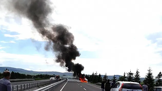 Seyir halindeki otomobil alev alev yandı