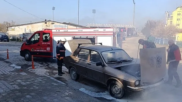 Seyir Halindeki Otomobil Alev Aldı, Sürücü Son Anda Kurtuldu