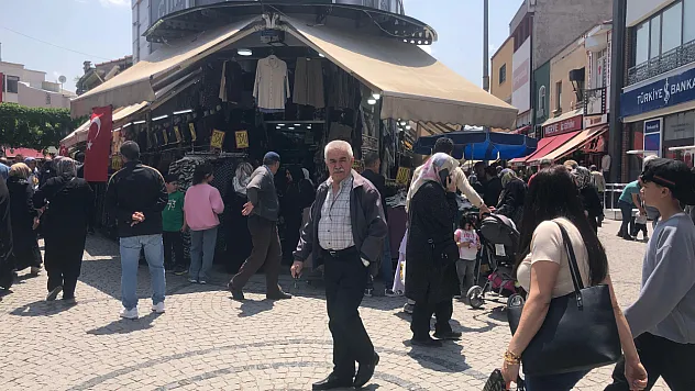 Sıcak Havayı Fırsat Bilen Vatandaşlar Çarşıya Akın Etti
