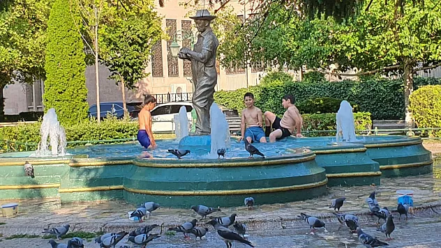 Sıcaklardan Bunalan Çocuklar Süs Havuzuna Girerek Serinlemeye