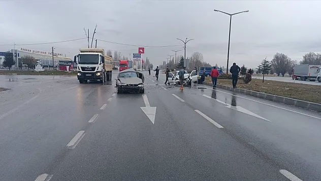 Sinanpaşa'da Can Pazarı! İki Araç Çarpıştı, Yaralılar Araçta Sıkıştı