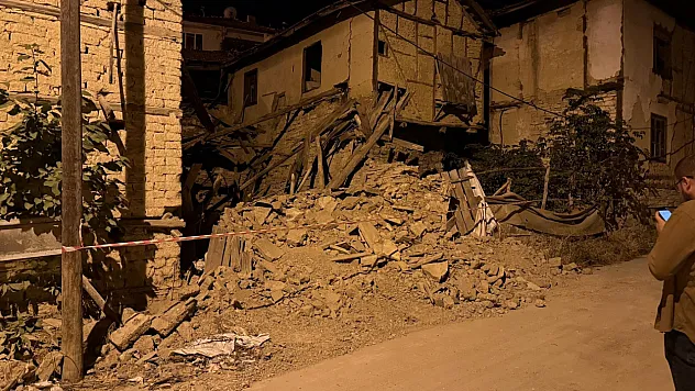 Sındırgı Depreminde Hisarcık'ta Samanlık Yıkıldı, Belediye Hizmet Binasının Sıvaları Döküldü