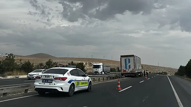 Sivrihisar'da Tır Bariyerlere Çarptı: Şans Eseri Yaralanan Olmadı