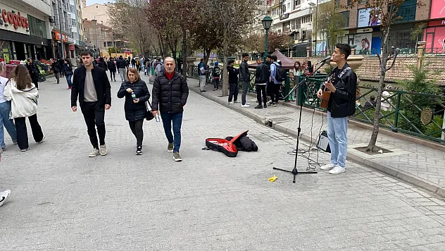 Sokak Müzisyeni Bayram Tatilinde De Sanatına Devam Etti
