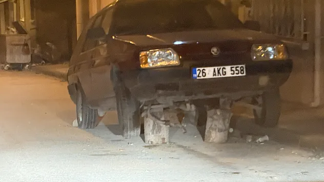 Sokak Ortasonda Kütükler Üzerine Bırakılan Araç Dikkat Çekti