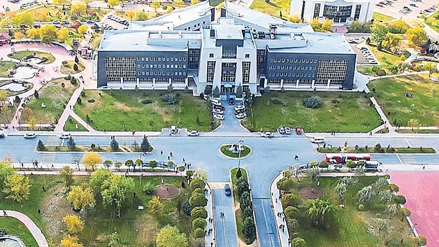 'Sosyalist değil, liberal bir ülkeyiz, sağlıkta dengeleri kurmak zorundayız'