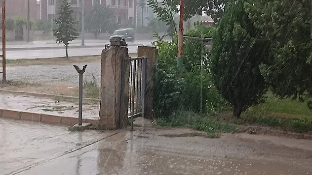 Şuhut'ta Sağanak Yağış Etkili Oldu
