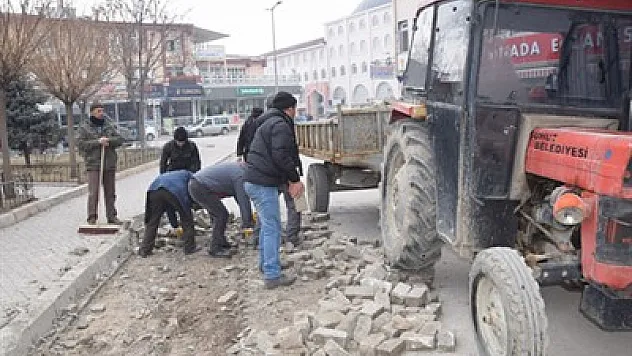 Şuhut'ta yol göçükleri onarılıyor – Kocatepe Gazetesi